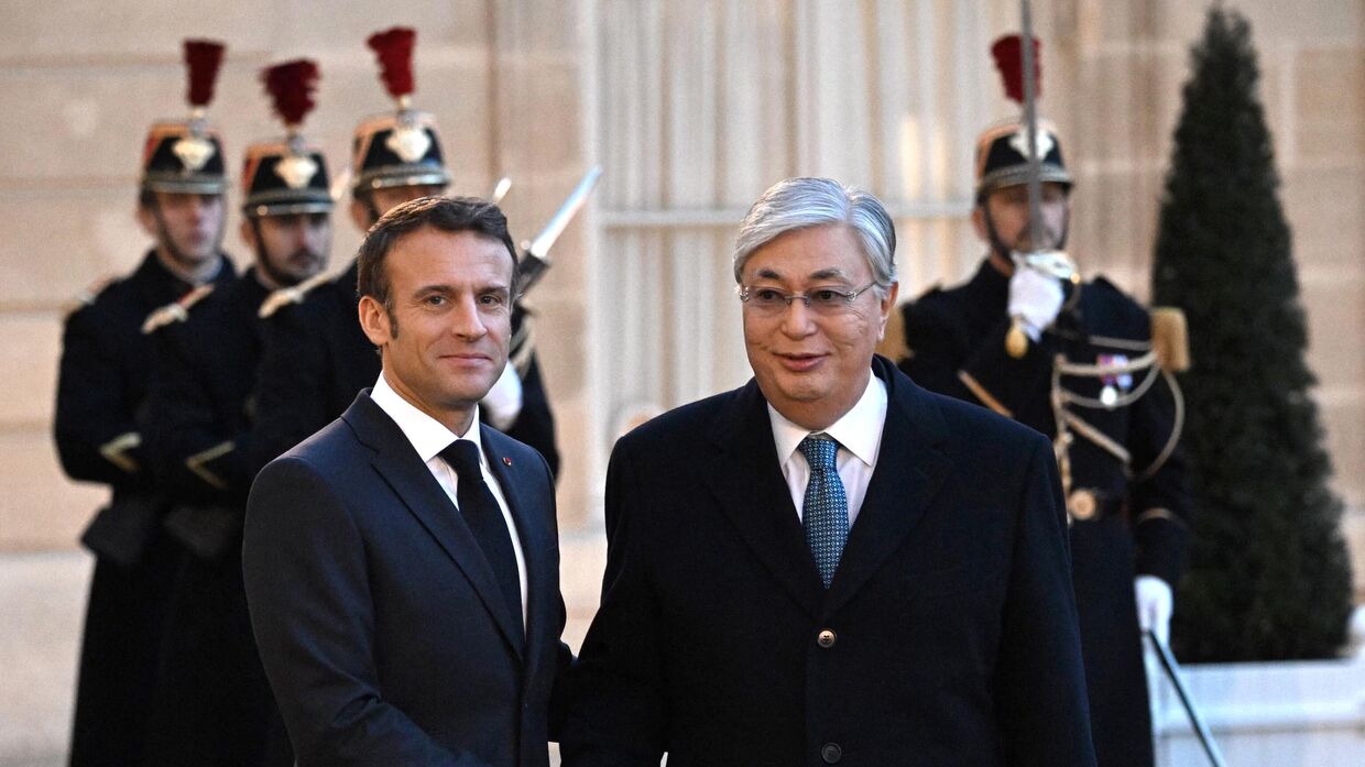 Президент Франции Эммануэль Макрон и президент Казахстана Касым-Жомарт Токаев в Париже. 29 ноября 2022 года