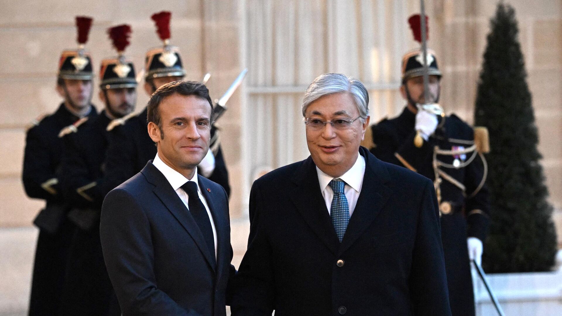 Президент Франции Эммануэль Макрон и президент Казахстана Касым-Жомарт Токаев в Париже. 29 ноября 2022 года - ИноСМИ, 1920, 25.12.2022