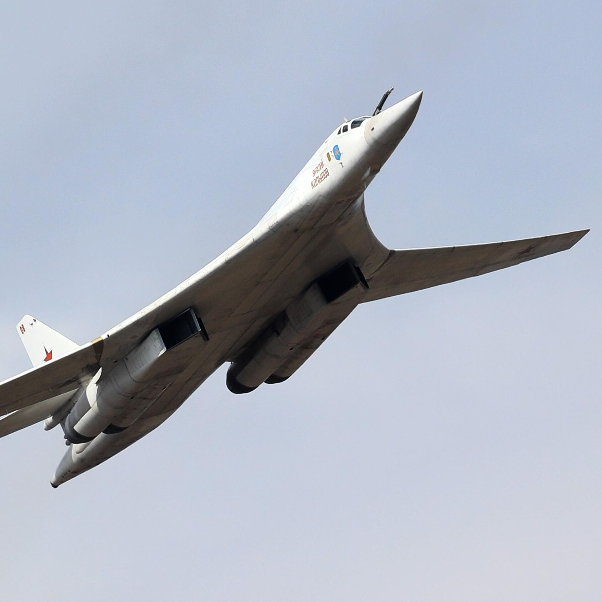 Мощное оружие России Ту-160 — крупнейший в мире стратегический  бомбардировщик, который называют прекрасным "Белым лебедем" | 04.09.2023,  ИноСМИ