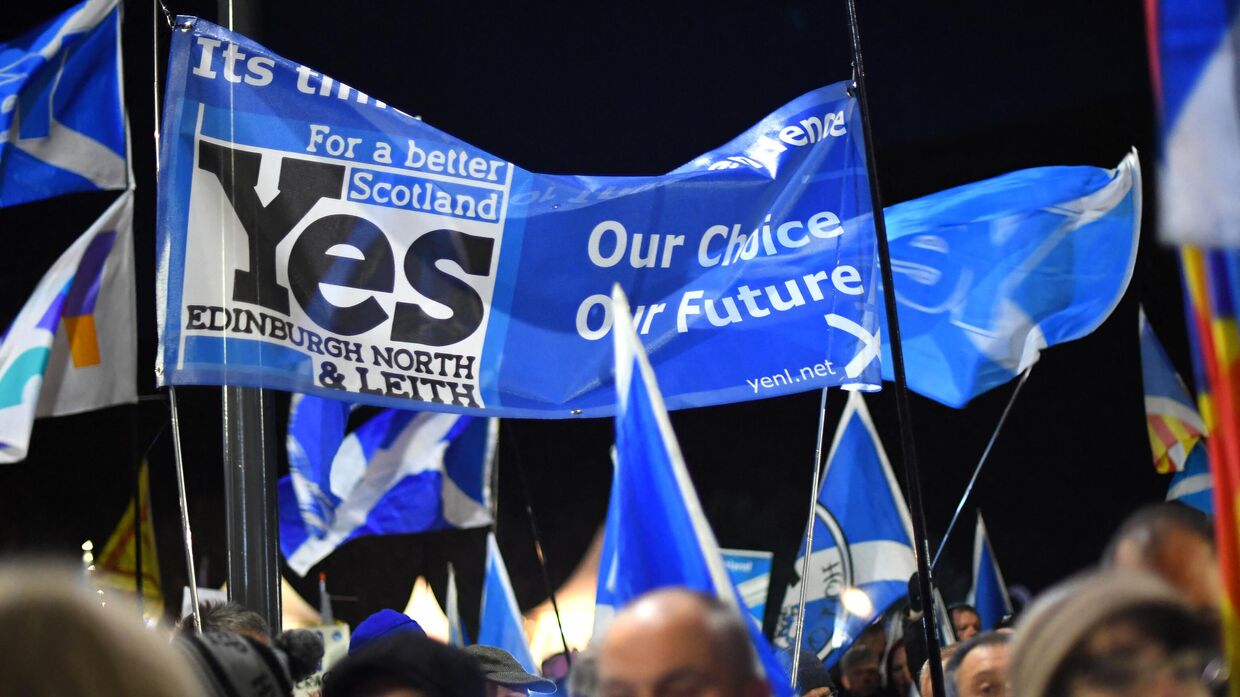 Сторонники независимости Шотландии на митинге у здания парламента в Эдинбурге. 23 ноября 2022 года