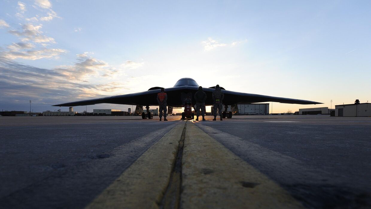 Американский стратегический бомбардировщик B-2 на военной авиабазе Уайтмен, штат Миссури, США