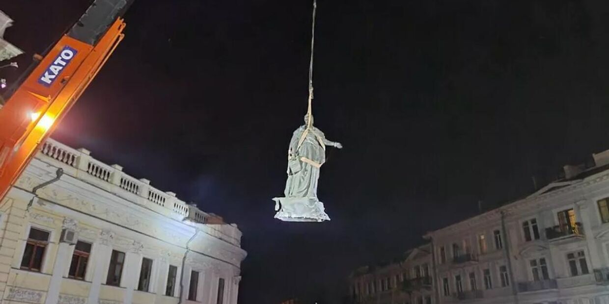 Демонтаж памятника Екатерине II в Одессе