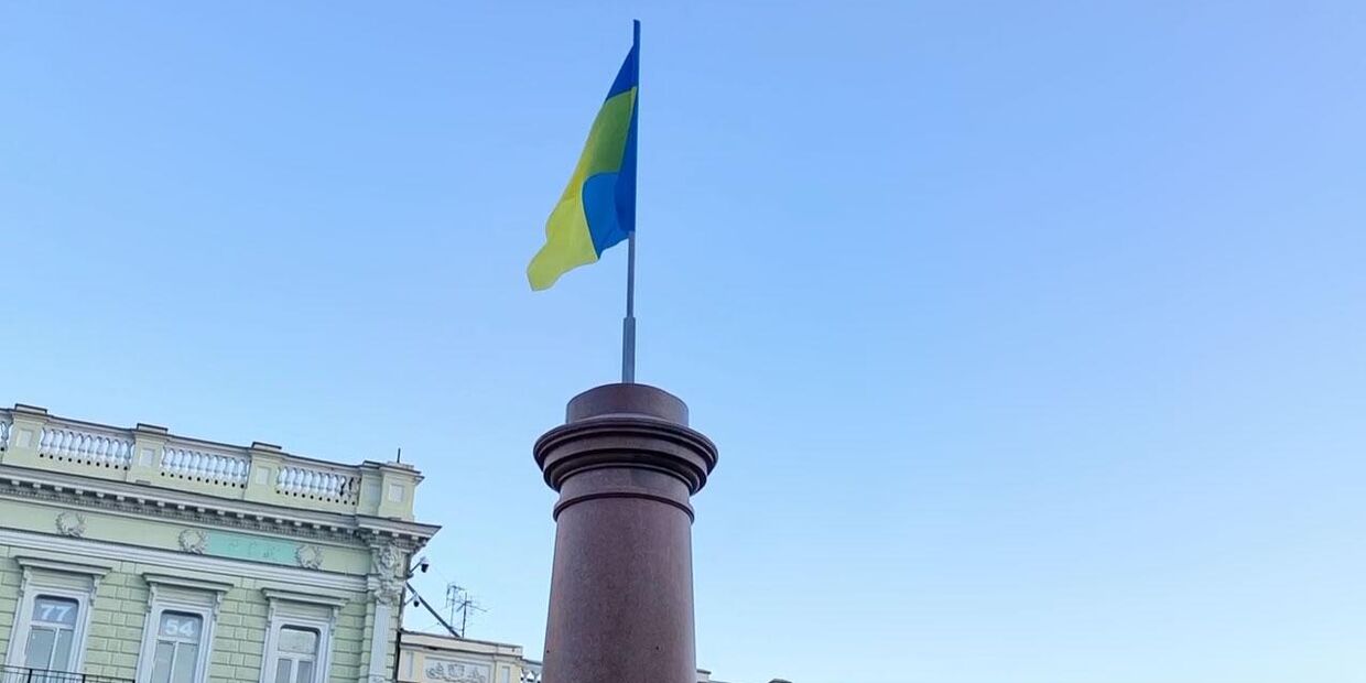 Украинский флаг на месте снесённого памятника Екатерине II в Одессе