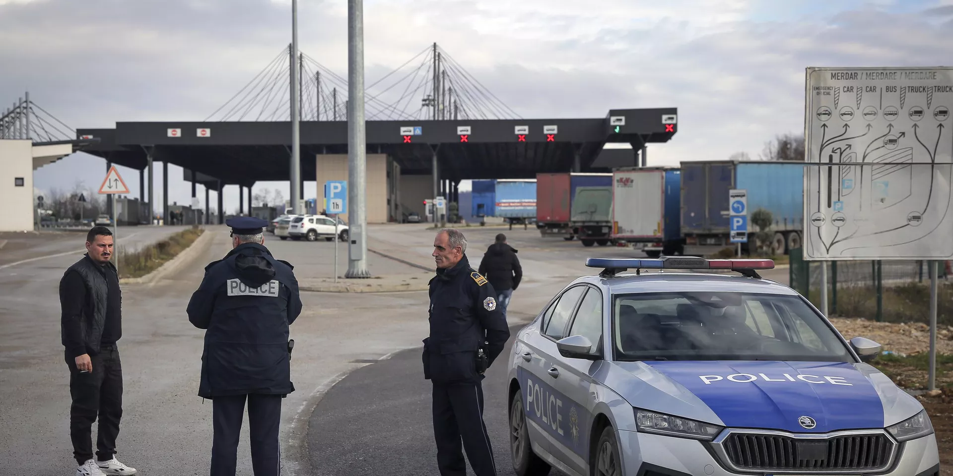 Сотрудники косовской полиции на пограничном переходе между Косово и Сербией в Мердаре. 28 декабря 2022 года - ИноСМИ, 1920, 31.05.2023