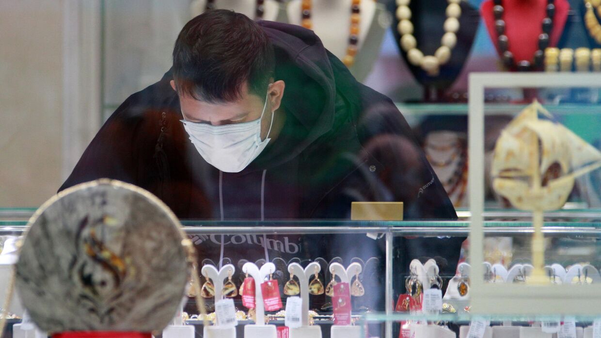 Покупатель в медицинской маске в ювелирном магазине на улице Арбат в Москве.