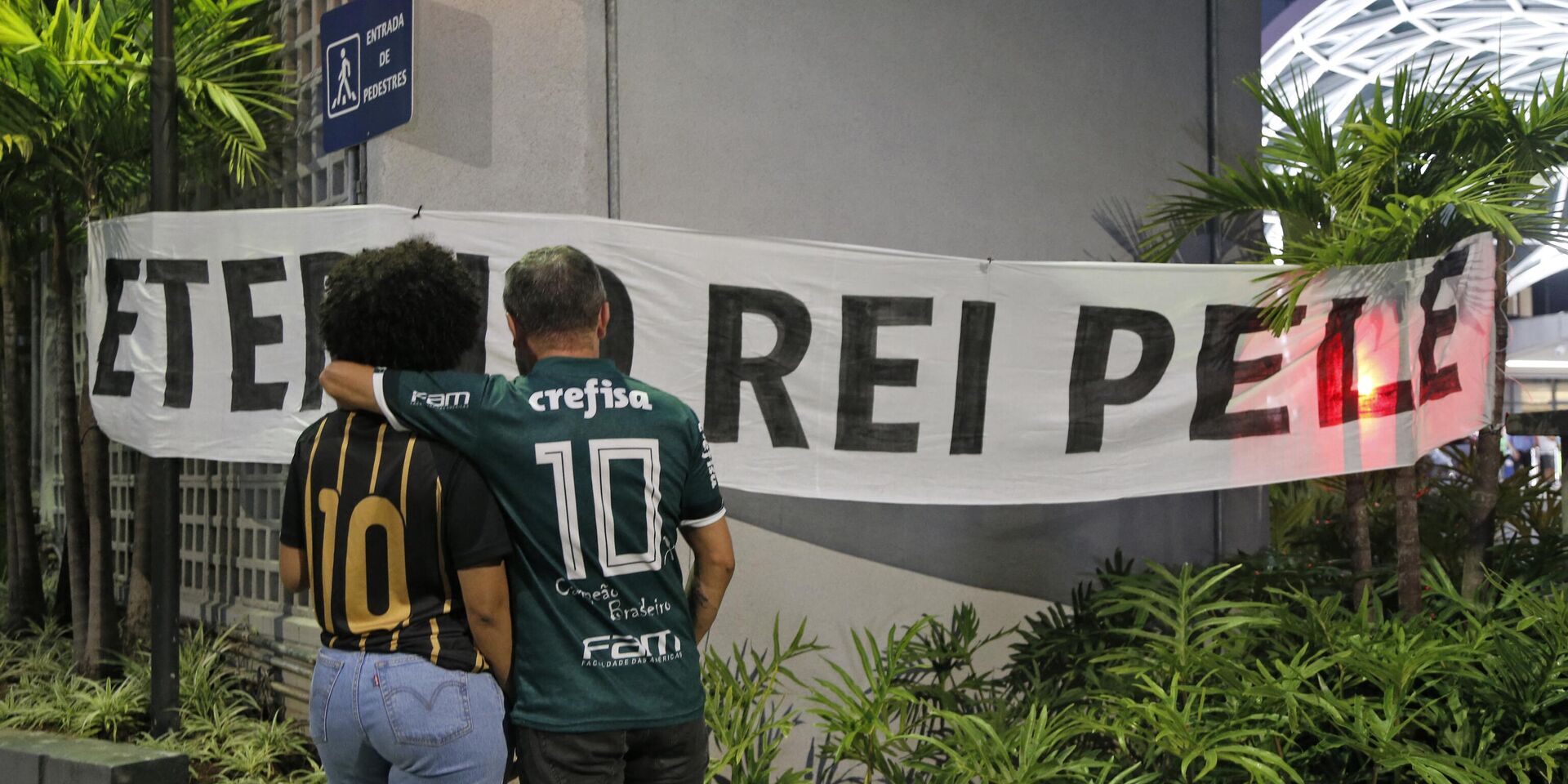 У больницы в Сан-Паулу, где 29 декабря скончался легенда бразильского футбола Пеле, Бразилия - ИноСМИ, 1920, 30.12.2022