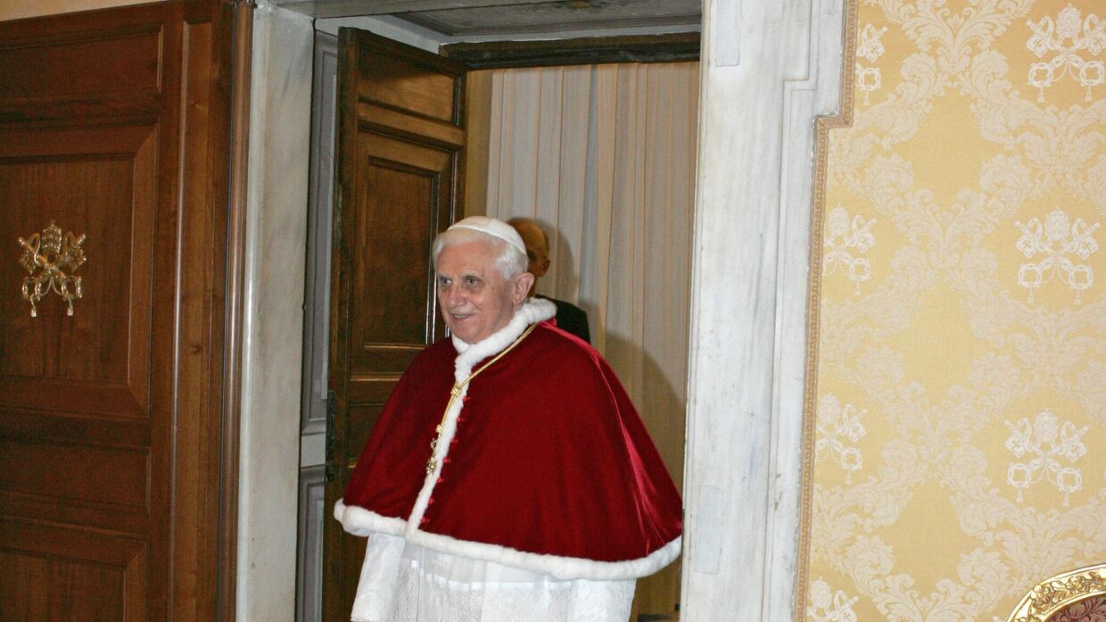 Папа Римский Бенедикт XVI у дверей своих покоев в Ватикане.