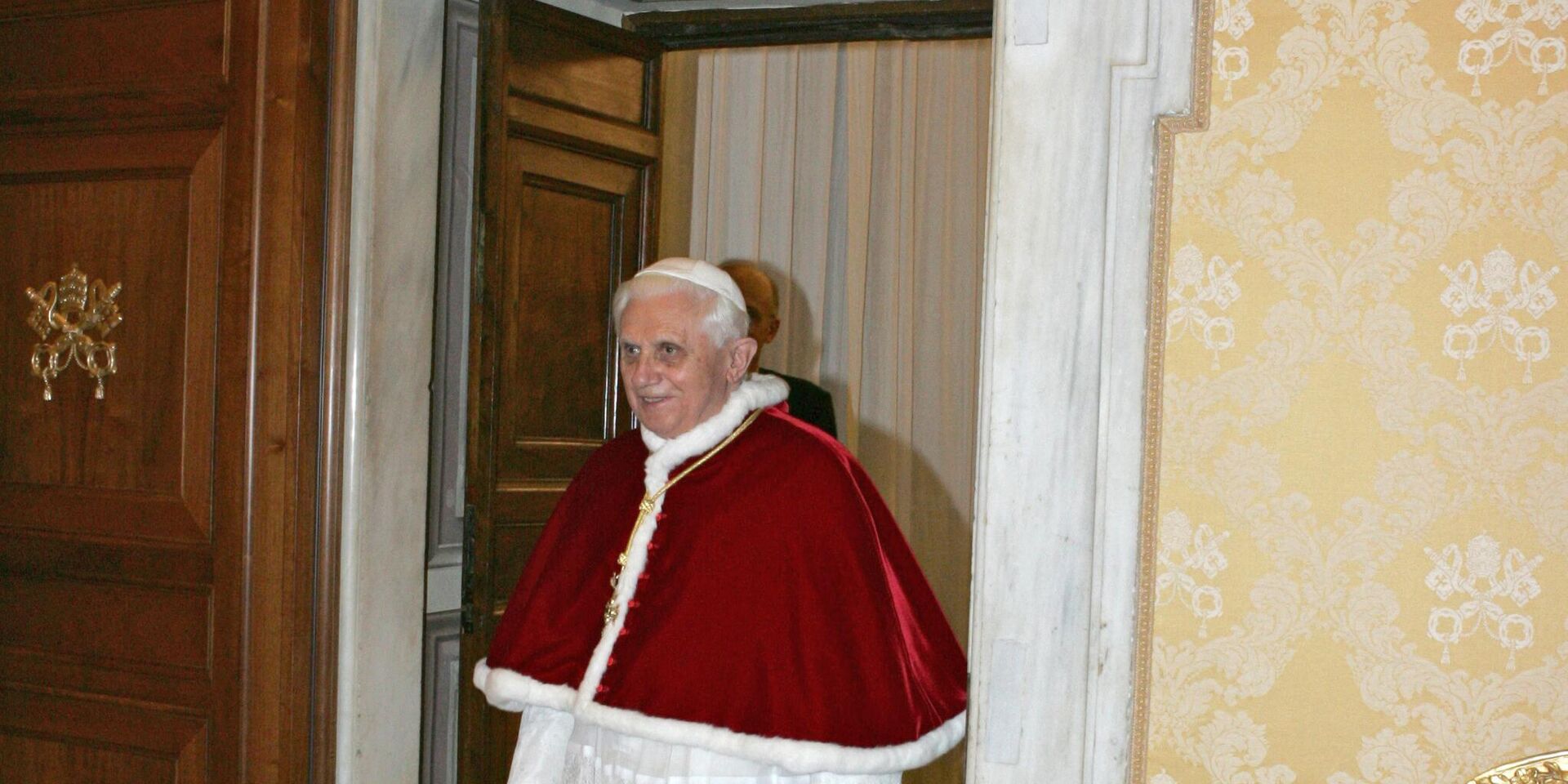 Папа Римский Бенедикт XVI у дверей своих покоев в Ватикане. - ИноСМИ, 1920, 31.12.2022