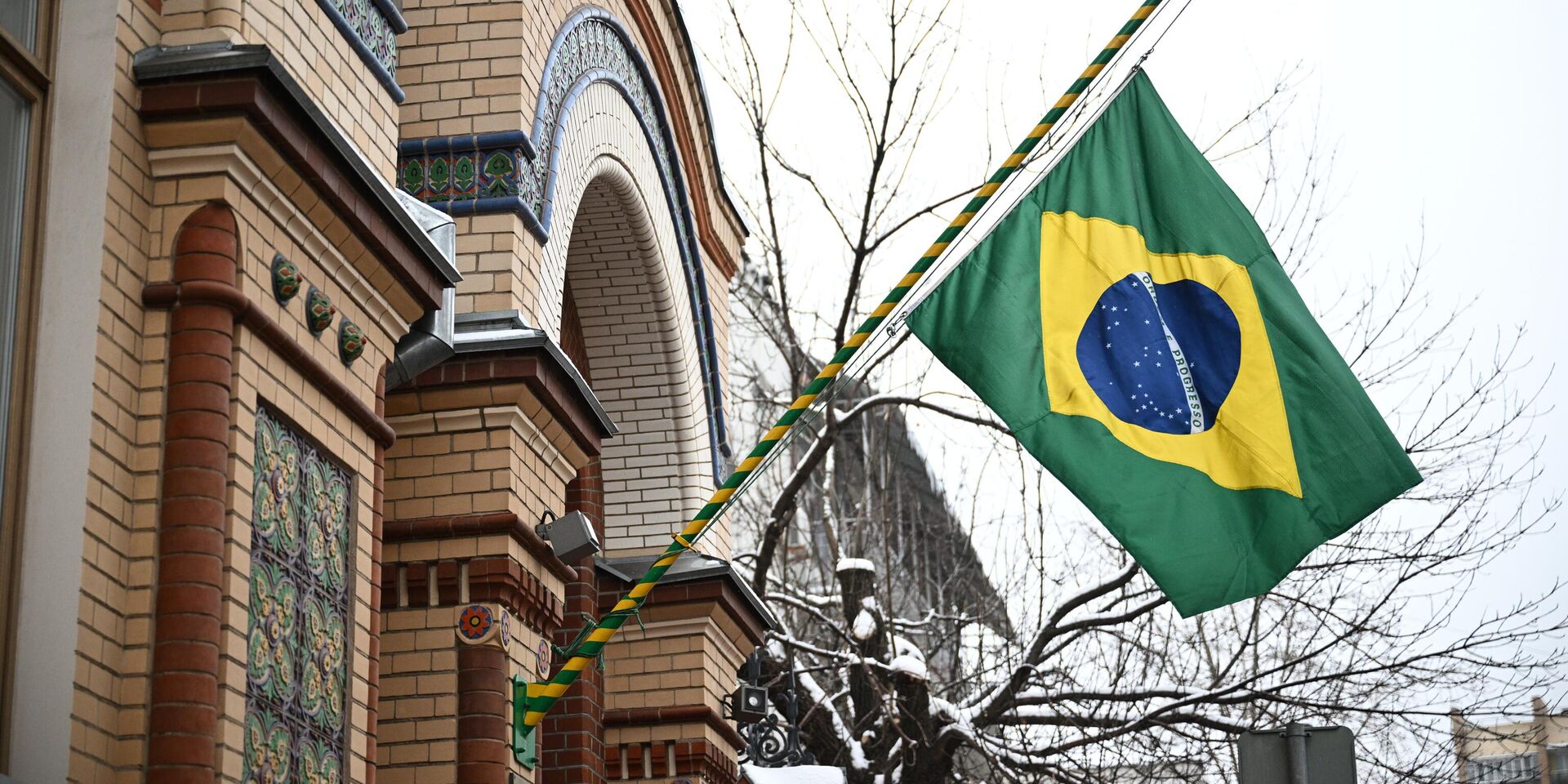 Цветы в память о Пеле у посольства Бразилии в Москве - ИноСМИ, 1920, 01.01.2023