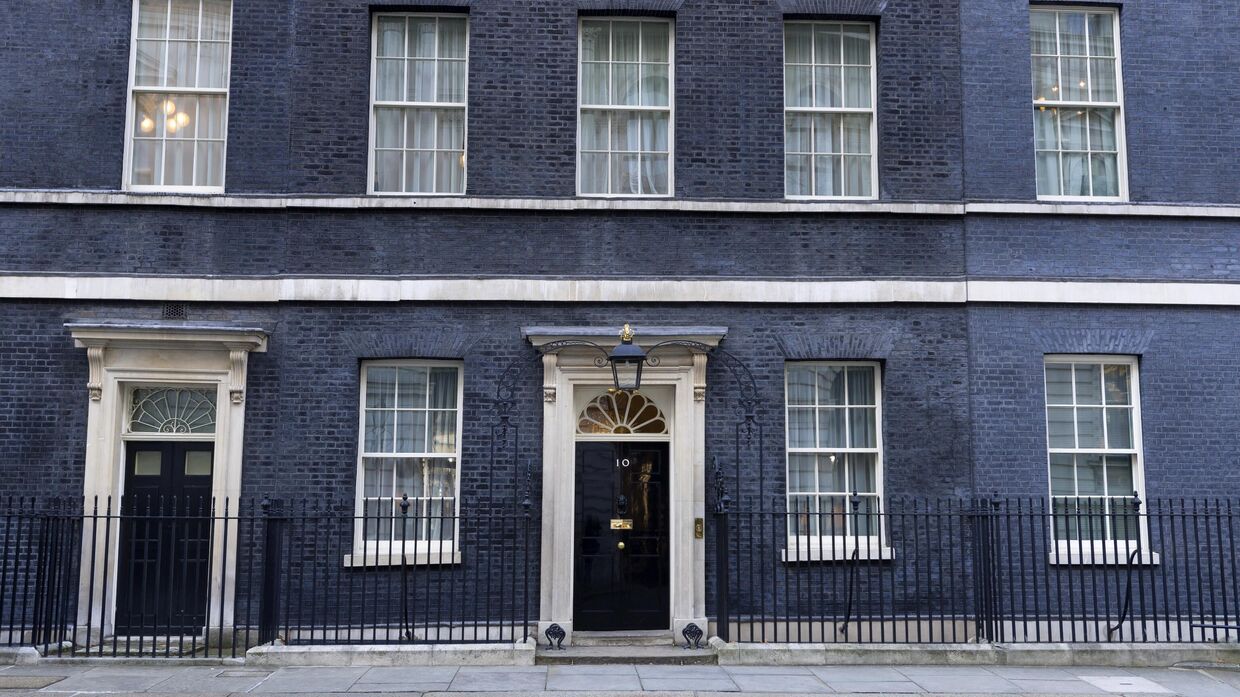 10 Даунинг-стрит официальная резиденция и офис премьер-министра Великобритании в Лондоне.