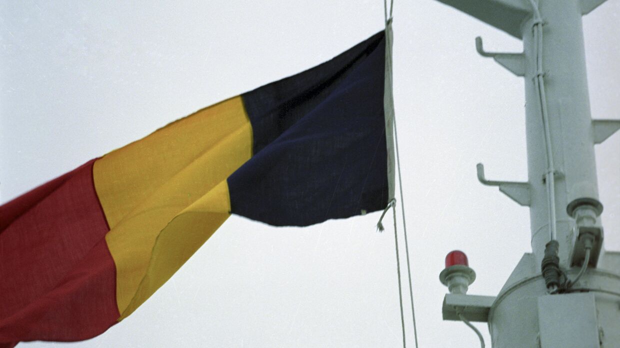 Флаг Румынии на мачте научно-исследовательского судна Академик Вернадский.