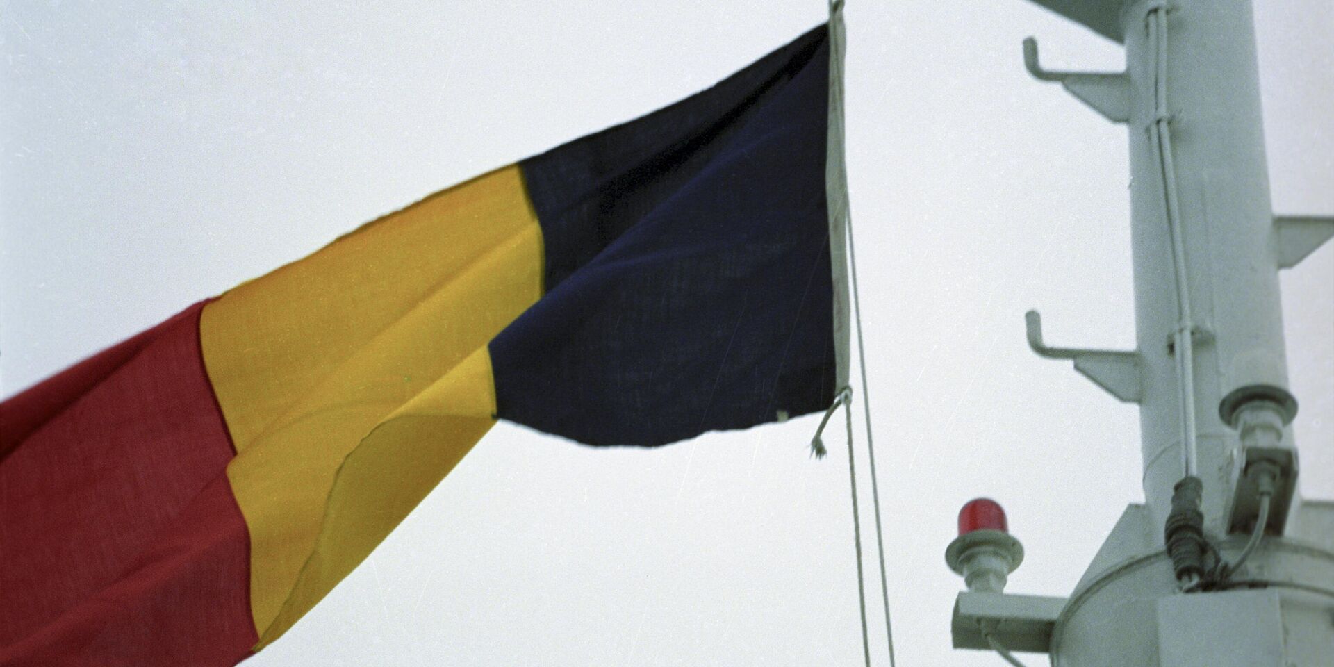 Флаг Румынии на мачте научно-исследовательского судна Академик Вернадский. - ИноСМИ, 1920, 27.03.2023