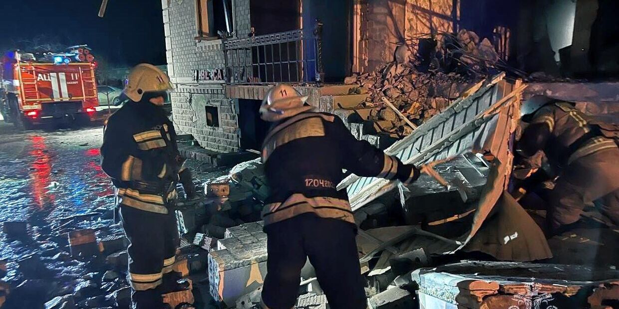Сотрудники МЧС работают на месте взрыва газа в многоквартирном доме на улице Датуева в Хасавюрте