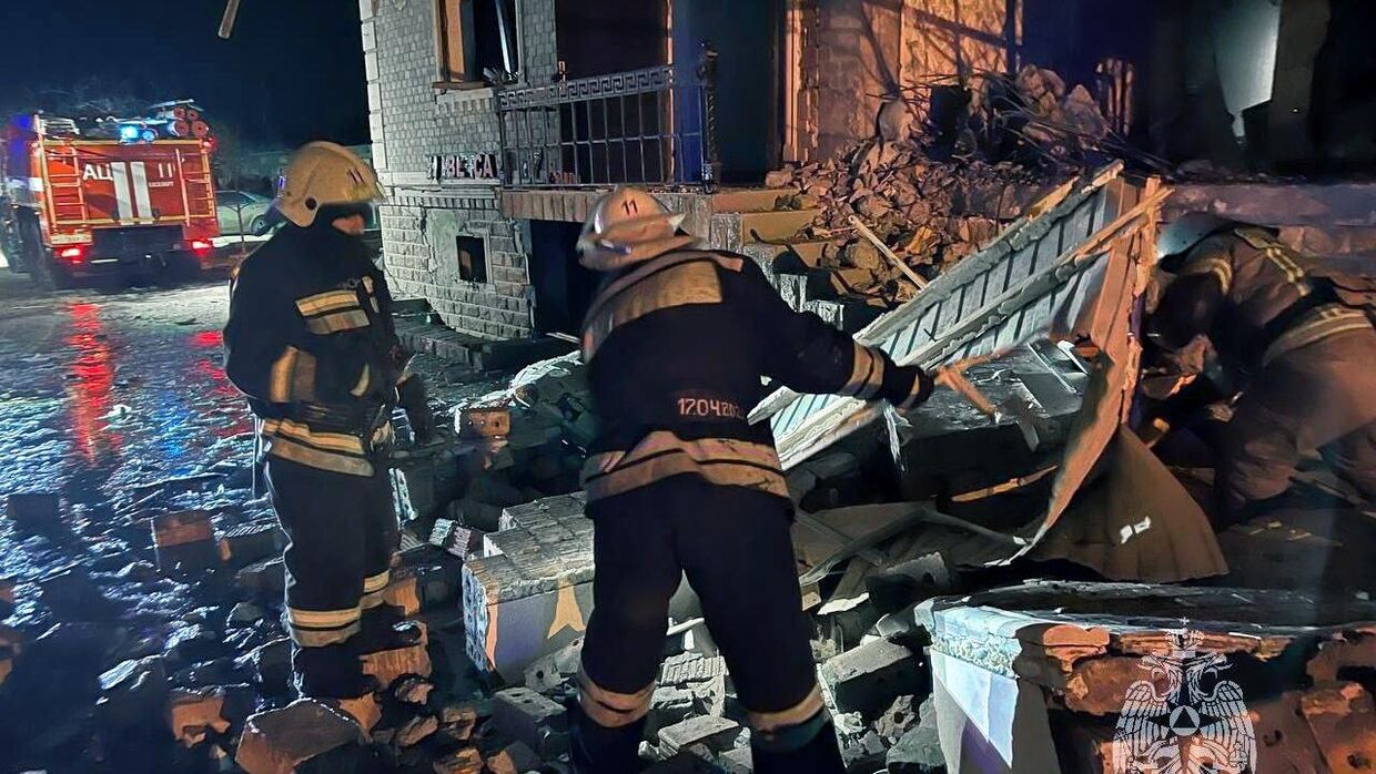 Сотрудники МЧС работают на месте взрыва газа в многоквартирном доме на улице Датуева в Хасавюрте