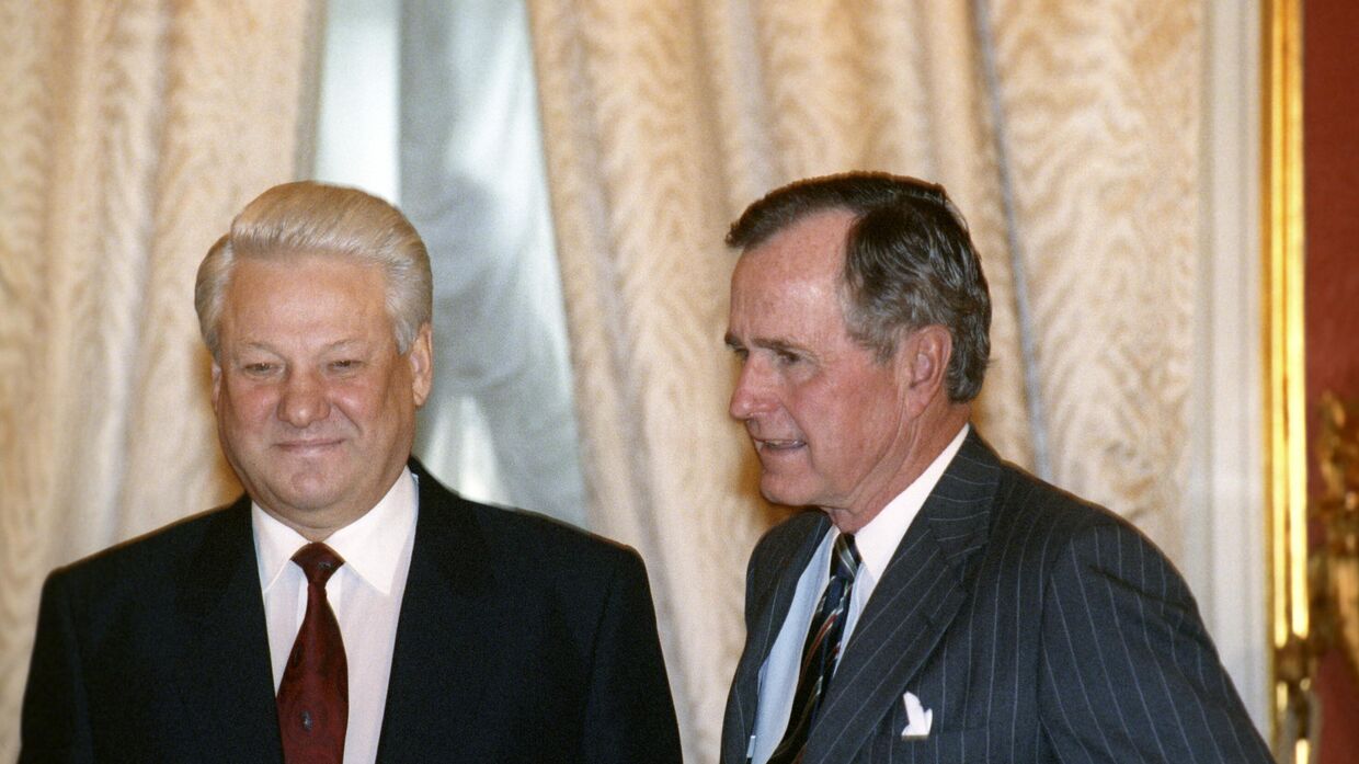Президент Российской Федерации Борис Николаевич Ельцин и президент Соединенных Штатов Америки Джордж Буш (слева направо) во время встречи. Москва, Кремль.