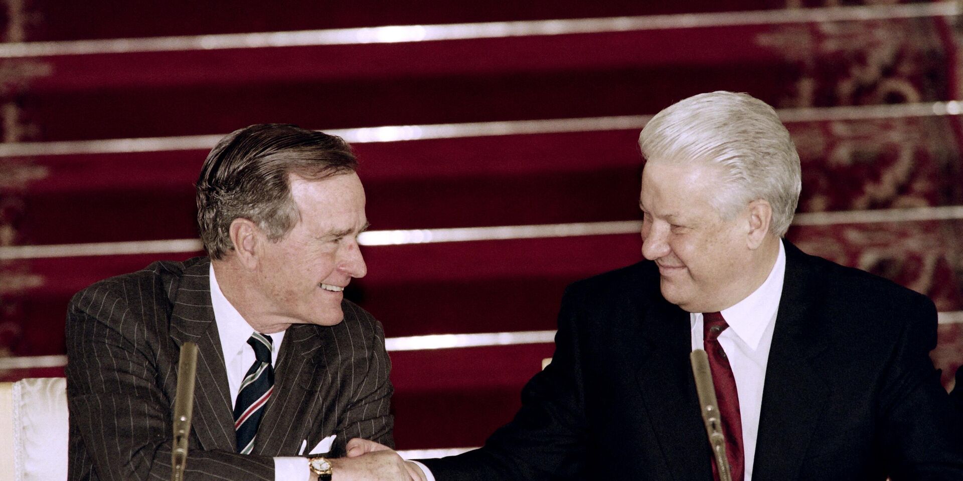 Президент США Джордж Буш и президент России Борис Ельцин после подписания договора о сокращении стратегических наступательных вооружений в Москве. 3 января 1993 года - ИноСМИ, 1920, 09.01.2023