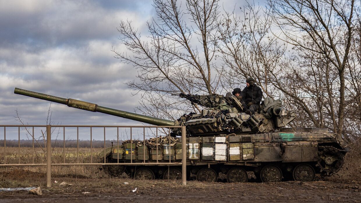Украинские военнослужащие на танке Т-72 близ Бахмута