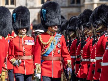 Принц Уильям инспектирует 1-й батальон ирландской гвардии в Виндзоре. 17 мая 2022 года Принц Уильям инспектирует 1-й батальон ирландской гвардии в Виндзоре. 17 мая 2022 года