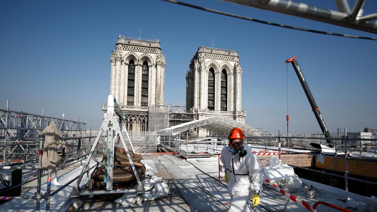 Рабочий крыше собора Парижской Богоматери