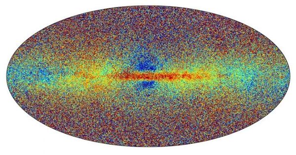 На этой карте с цветовой подсветкой показано содержание тяжелых элементов в более чем 6 миллионах звезд Млечного Пути. Красные, оранжевые и желтые звезды достаточно богаты тяжелыми элементами, поэтому у них должны быть планеты; у зеленых и голубых планеты — редкость; а синие или фиолетовые не должны иметь вокруг себя вообще никаких планет. Обратите внимание: центральная плоскость галактического диска, простирающаяся до самого галактического ядра, потенциально может предложить пригодные для жизни скальные планеты.