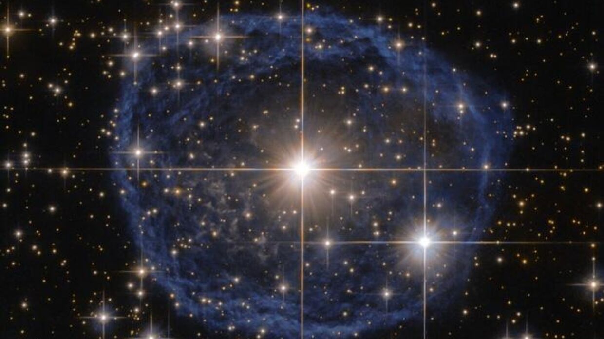 Эта звезда Вольфа-Райе известна как WR 31a и находится на расстоянии около 30 000 световых лет в созвездии Киля. Ее внешняя туманность выбрасывает водород и гелий, а центральная звезда горит при температуре свыше 100 000 Кельвинов. В относительно ближайшем будущем эта звезда взорвется сверхновой, обогатив межзвездную среду новыми тяжелыми элементами. За исключением маломассивных звезд, внешние, богатые водородом зведные слои после прекращения ядерного синтеза в ядре будут отброшены обратно в межзвездную среду. Хотя звезды Вольфа-Райе редки, они находятся в пределах нормального диапазона.