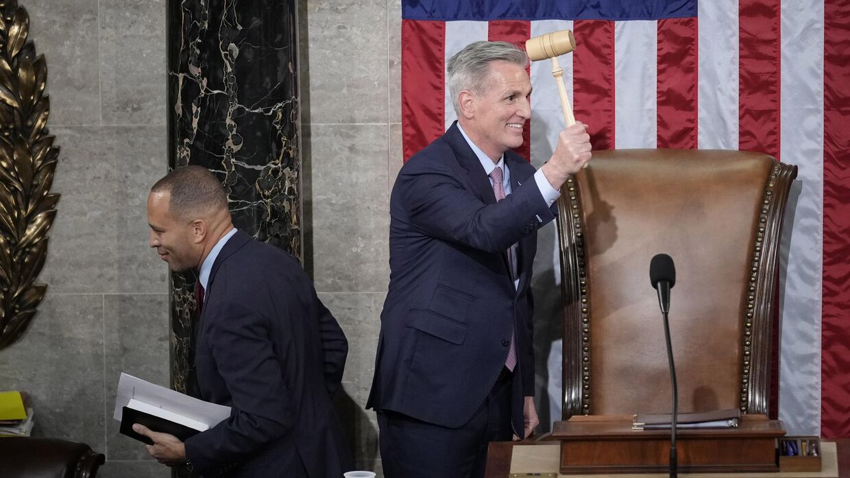 Новый спикер Палаты представителей Кевин Маккарти на заседании в Капитолии в Вашингтоне