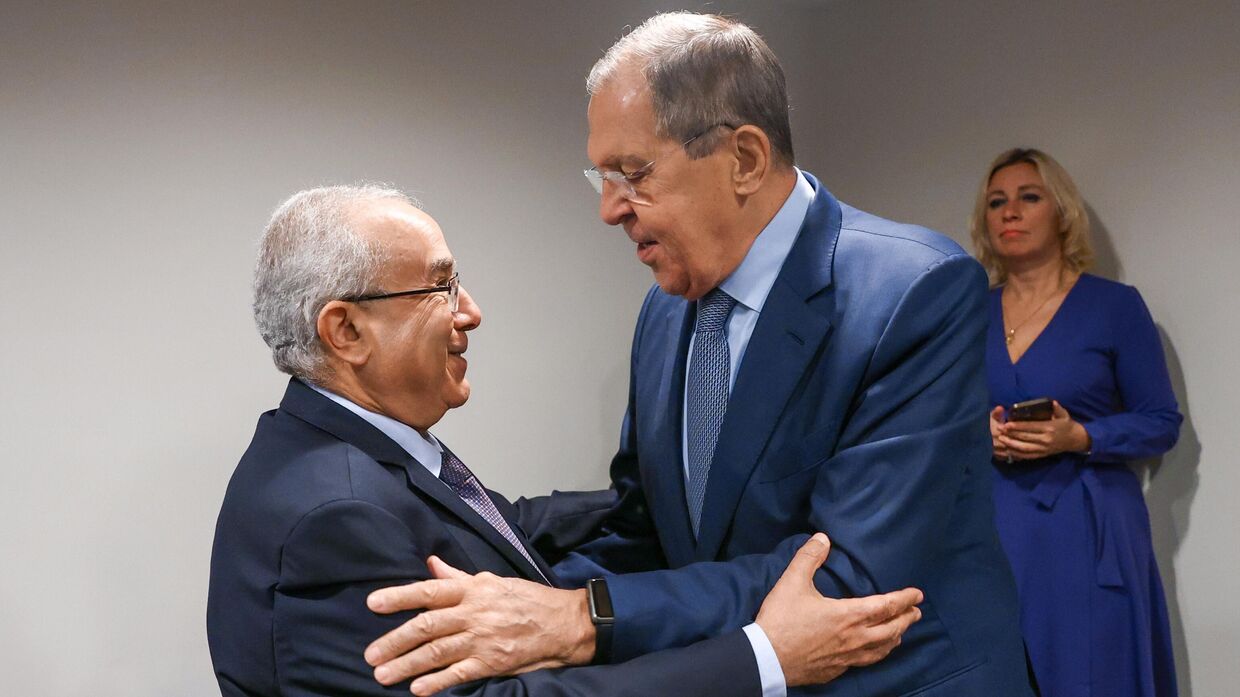 Министр иностранных дел РФ Сергей Лавров (справа) и министр иностранных дел Алжира Рамтан Ламамра