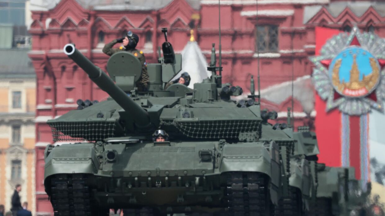 Танки Т-90М Прорыв на генеральной репетиции военного парада к 77-й годовщине Победы в Великой Отечественной войне