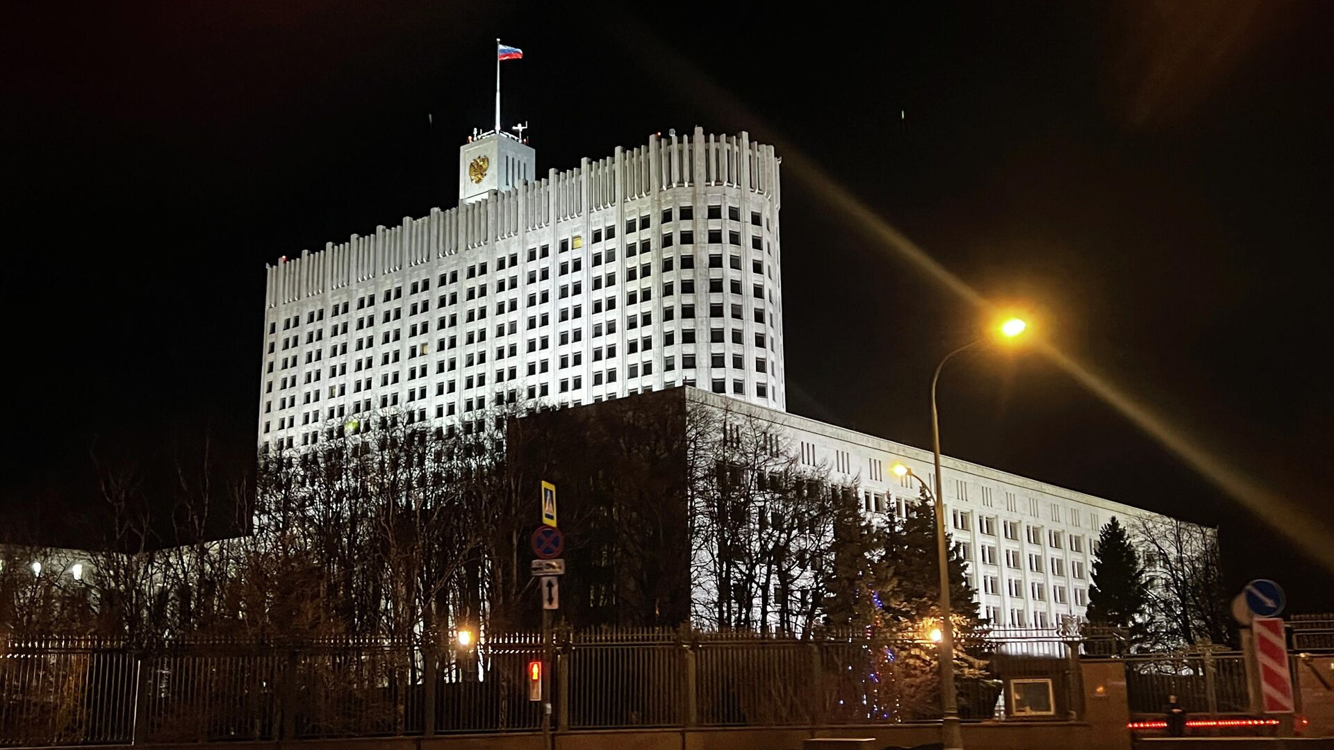 Правительство утвердило 31 декабря. Дом правительства Москва. Здание правительства РФ. Белый дом оборонный комплекс. Правительство Российской Федерации ночью.