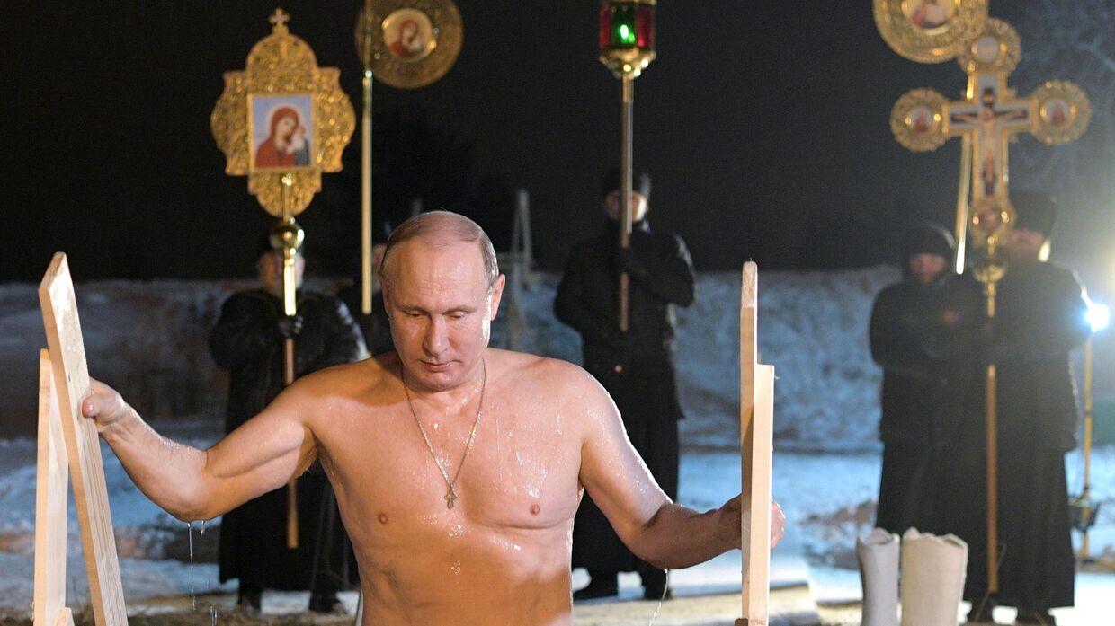 Президент РФ В. Путин принял участие в крещенских купаниях на озере Селигер