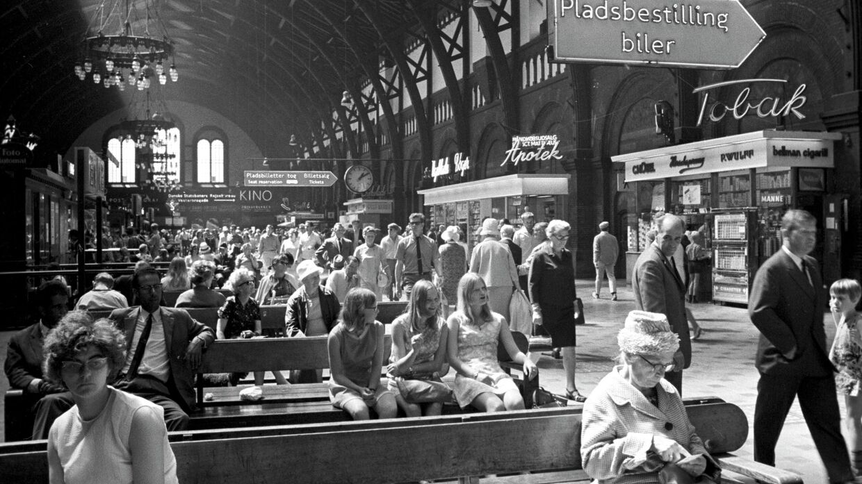 В зале ожидания Центрального железнодорожного вокзала. Королевство Дания. 1969 год