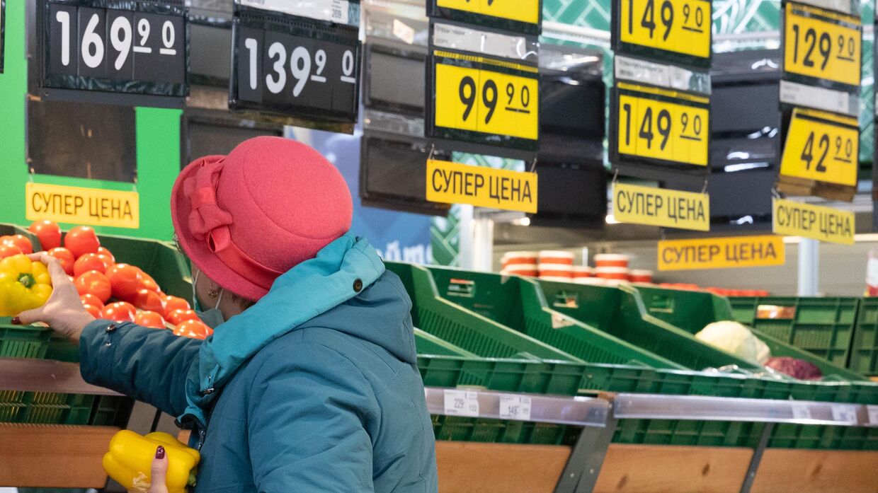 Женщина в одном из магазинов Перекресток в Москве