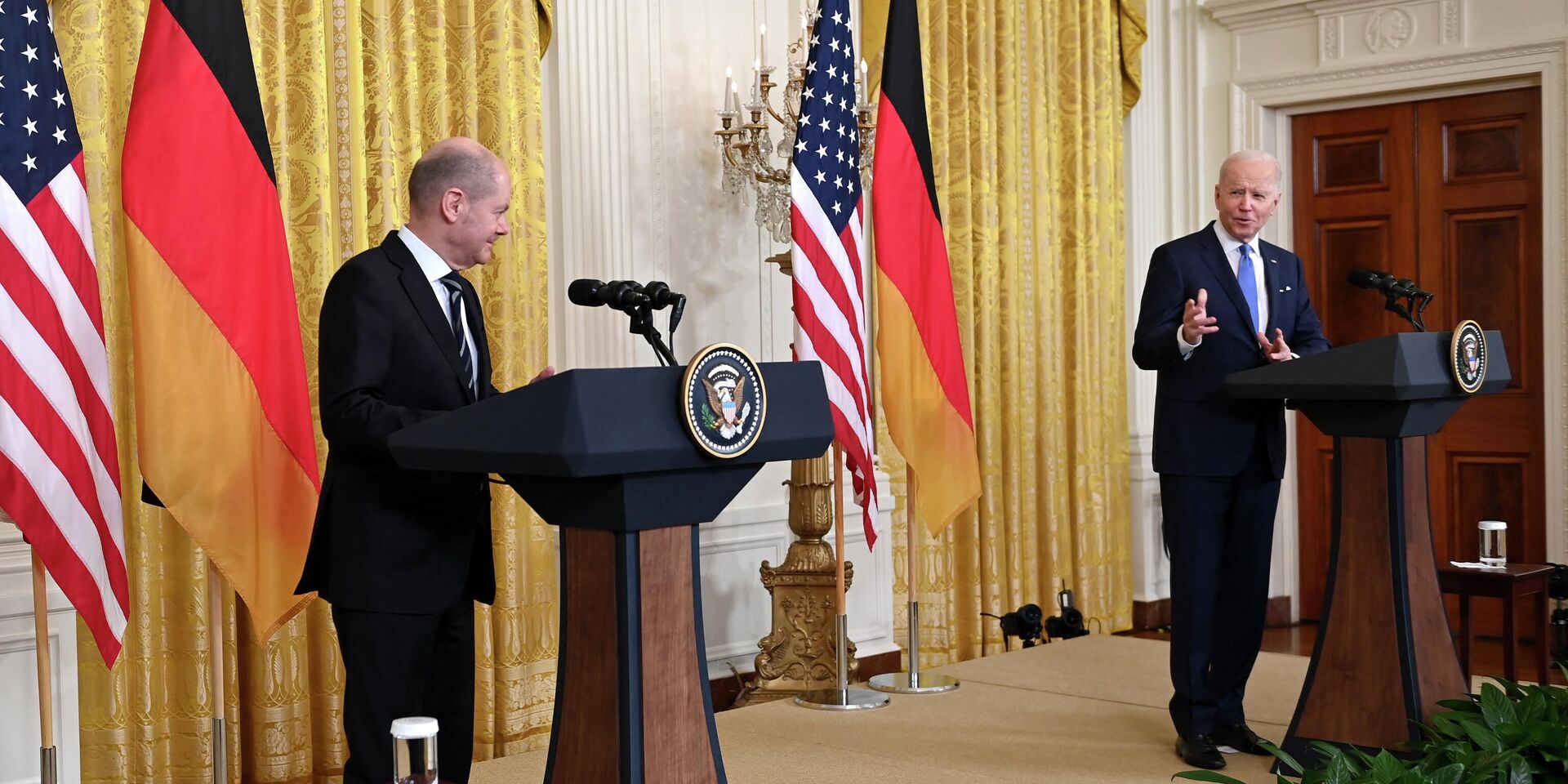 Президент США Джо Байден и канцлер Германии Олаф Шольц во время совместной пресс-конференции в Вашингтоне. 7 февраля 2022 года - ИноСМИ, 1920, 07.02.2023