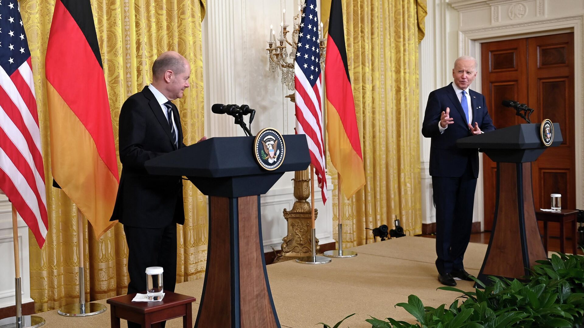 Президент США Джо Байден и канцлер Германии Олаф Шольц во время совместной пресс-конференции в Вашингтоне. 7 февраля 2022 года - ИноСМИ, 1920, 27.11.2023
