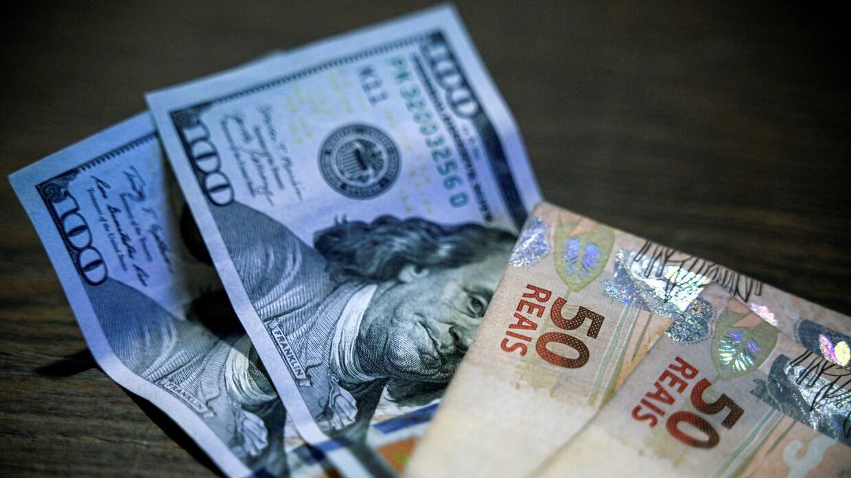 Доллары США и бразильские реалы