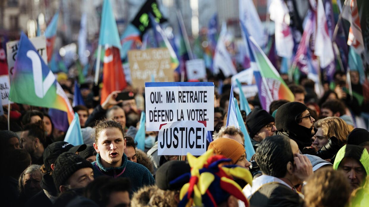 Митингующие вышли на улицы в знак протеста против пенсионной реформы президента Франции, в Париже. 21 января 2023 года.
