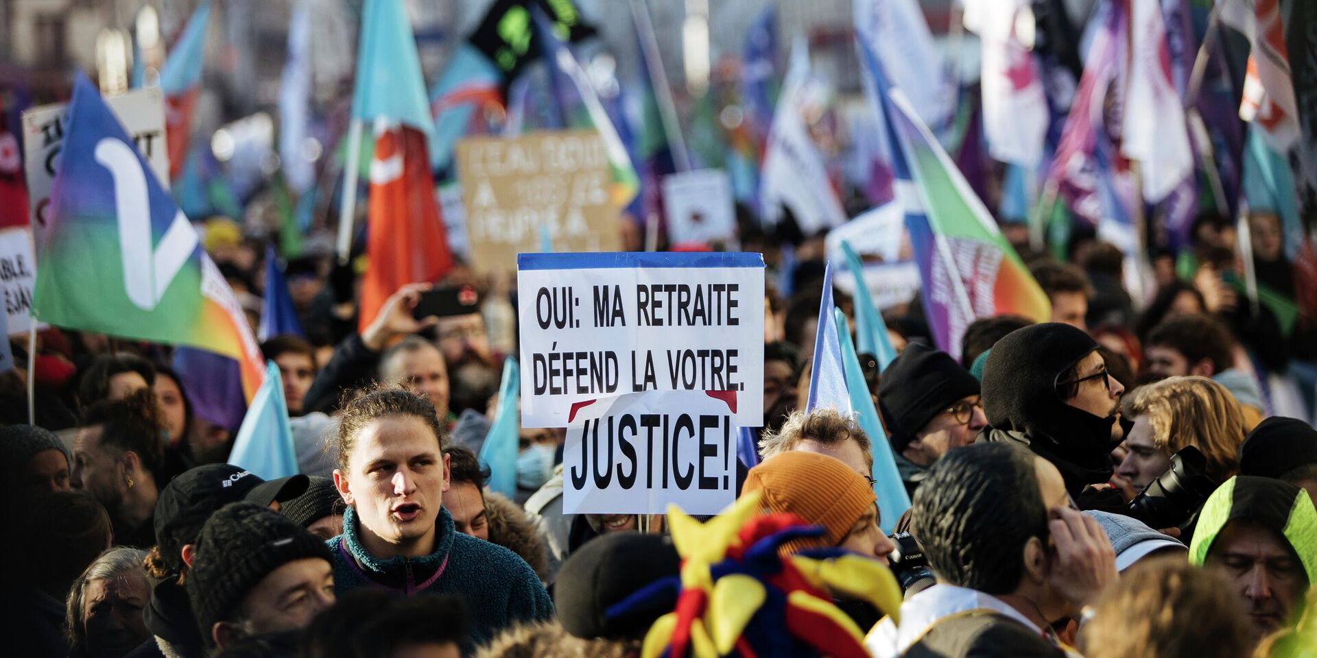 Митингующие вышли на улицы в знак протеста против пенсионной реформы президента Франции, в Париже. 21 января 2023 года. - ИноСМИ, 1920, 23.01.2023