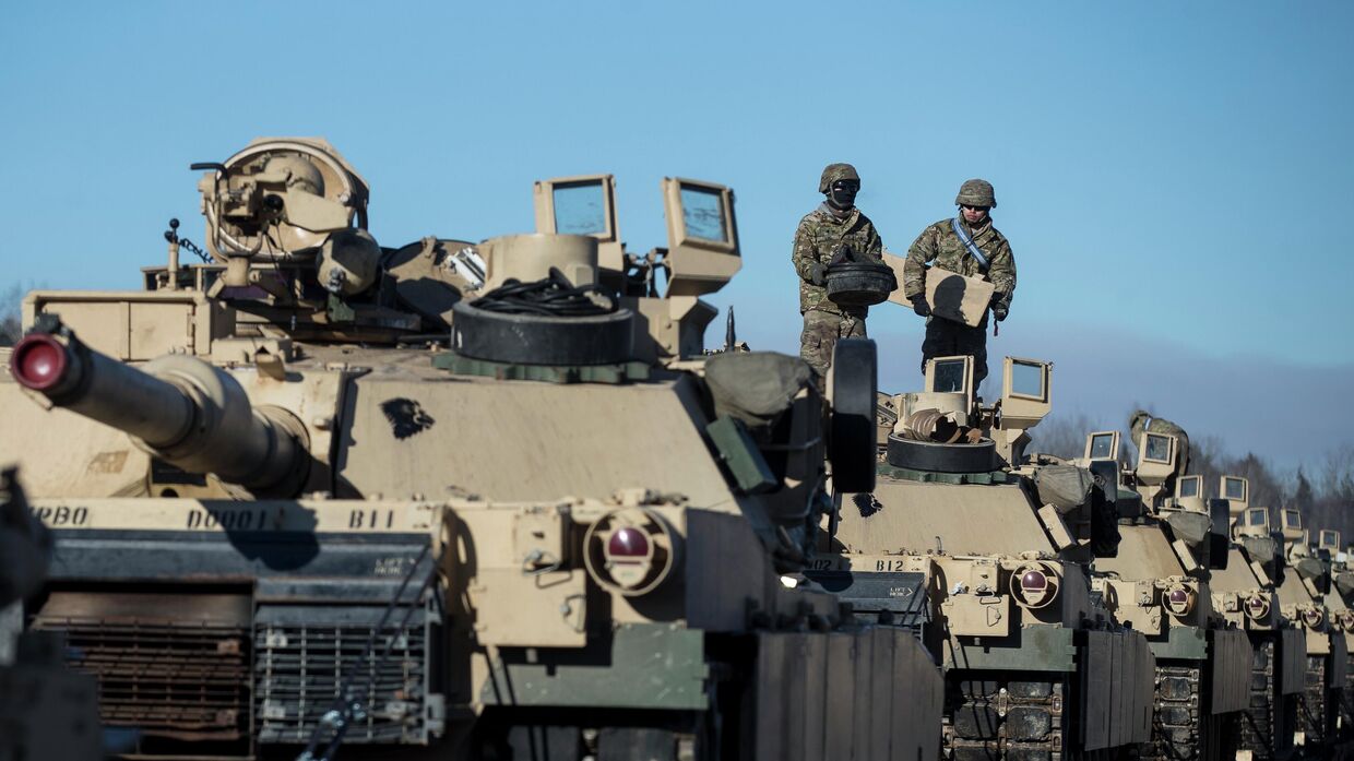 Американские танки Abrams на железнодорожной станции. Архивное фото