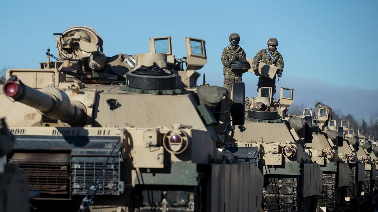 Американские танки Abrams на железнодорожной станции. Архивное фото