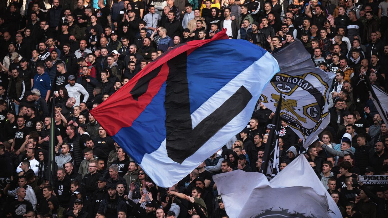 Фанаты сербского футбольного клуба Партизан матче своей команды против Црвены звезды размахивают флагом с буквой Z в поддержку российской СВО на Украине