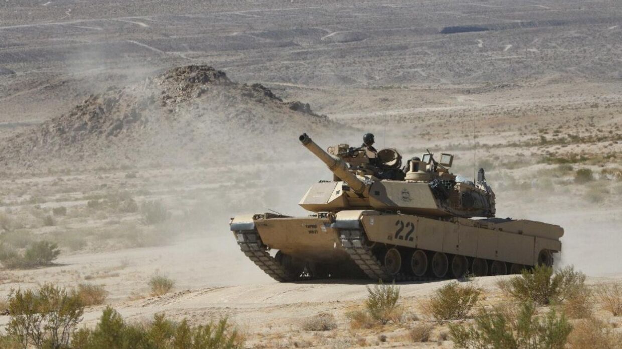 Версия танка Abrams M1A2 имеет более совершенную оптику и органы управления, чем более старая версия A1.