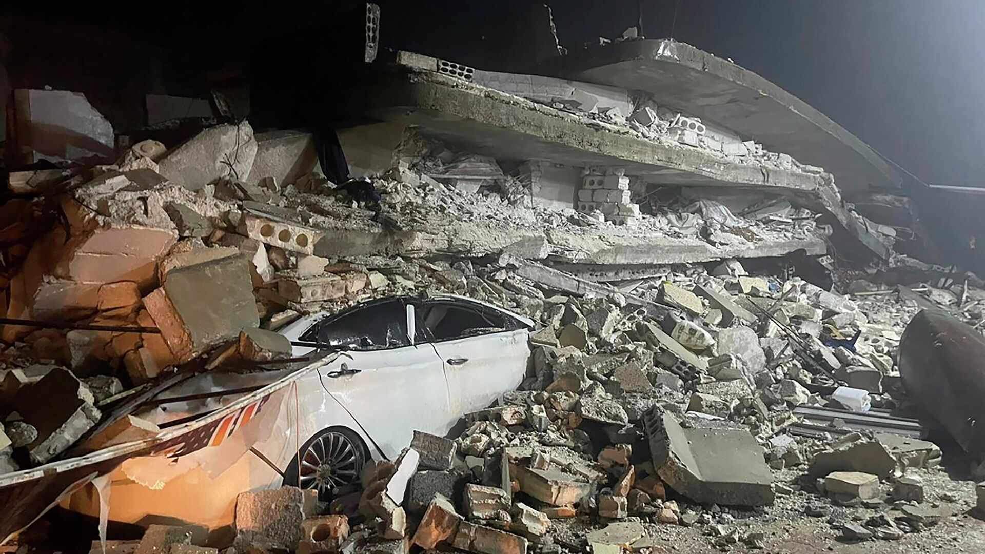 Последствия землетрясения в городе Азмарин, провинция Идлиб, Сирия. 6 февраля 2023 года - ИноСМИ, 1920, 06.02.2023