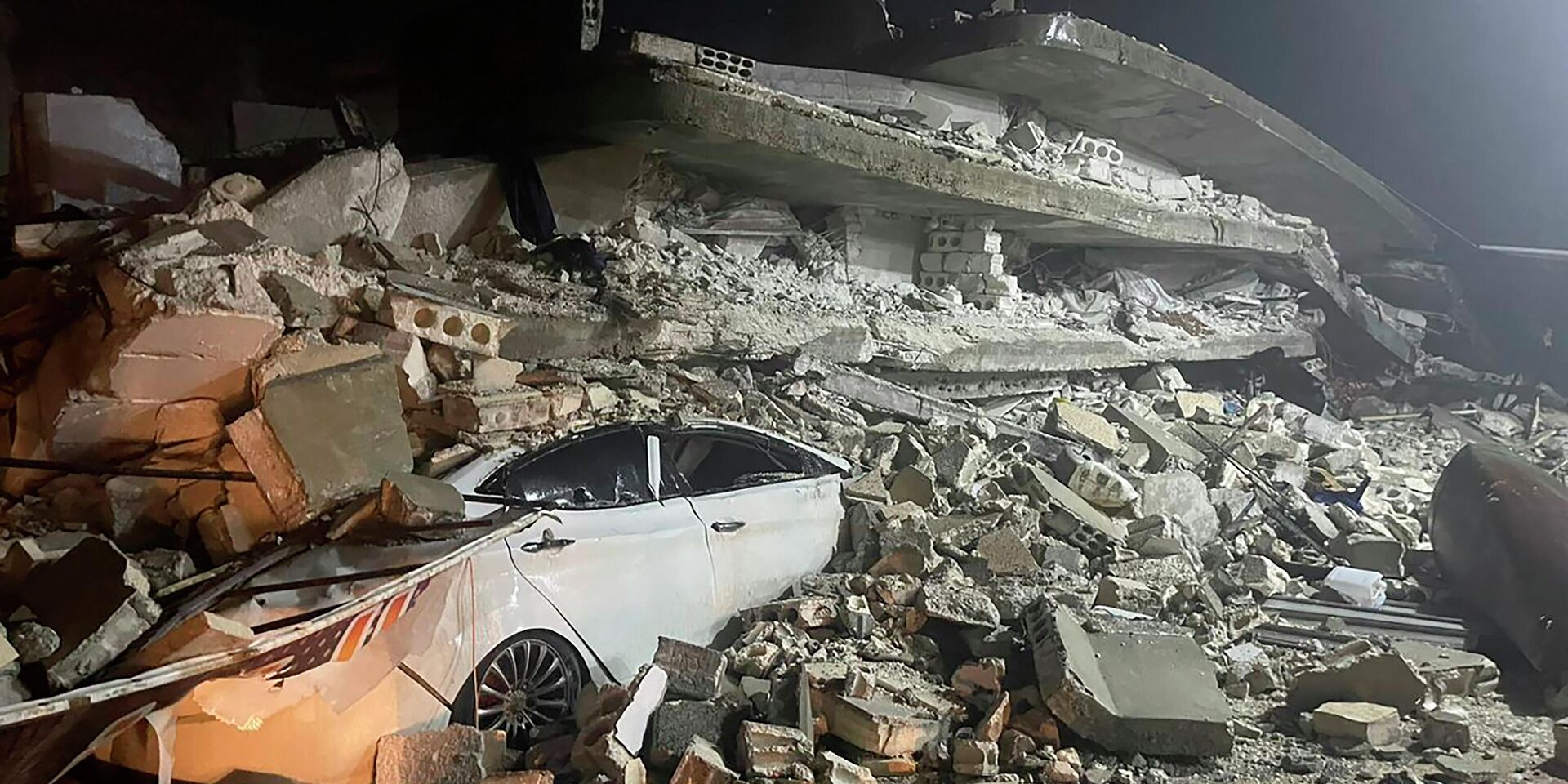 Последствия землетрясения в городе Азмарин, провинция Идлиб, Сирия. 6 февраля 2023 года - ИноСМИ, 1920, 06.02.2023
