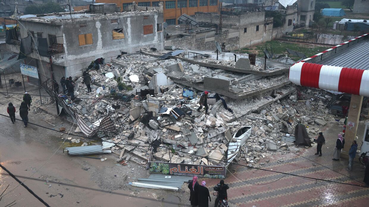 Последствия землетрясения в городе Азмарин, провинция Идлиб, Сирия. 6 февраля 2023 года