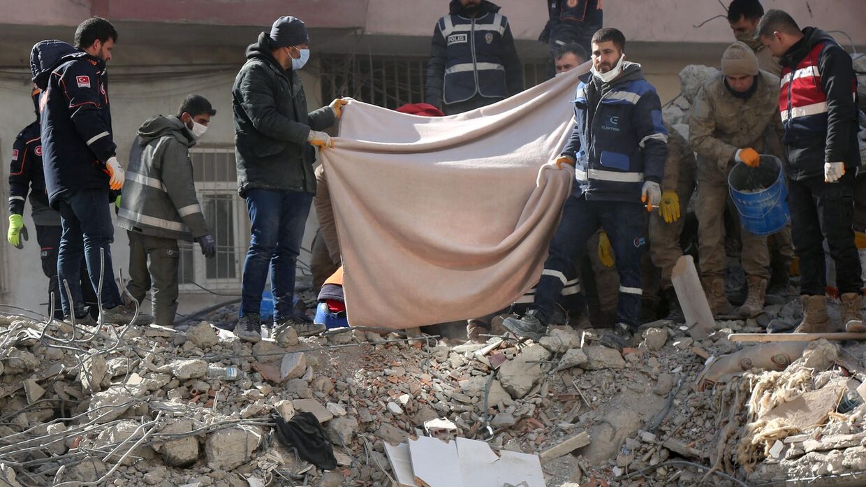 Работы по ликвидации последствий землетрясения в Турции