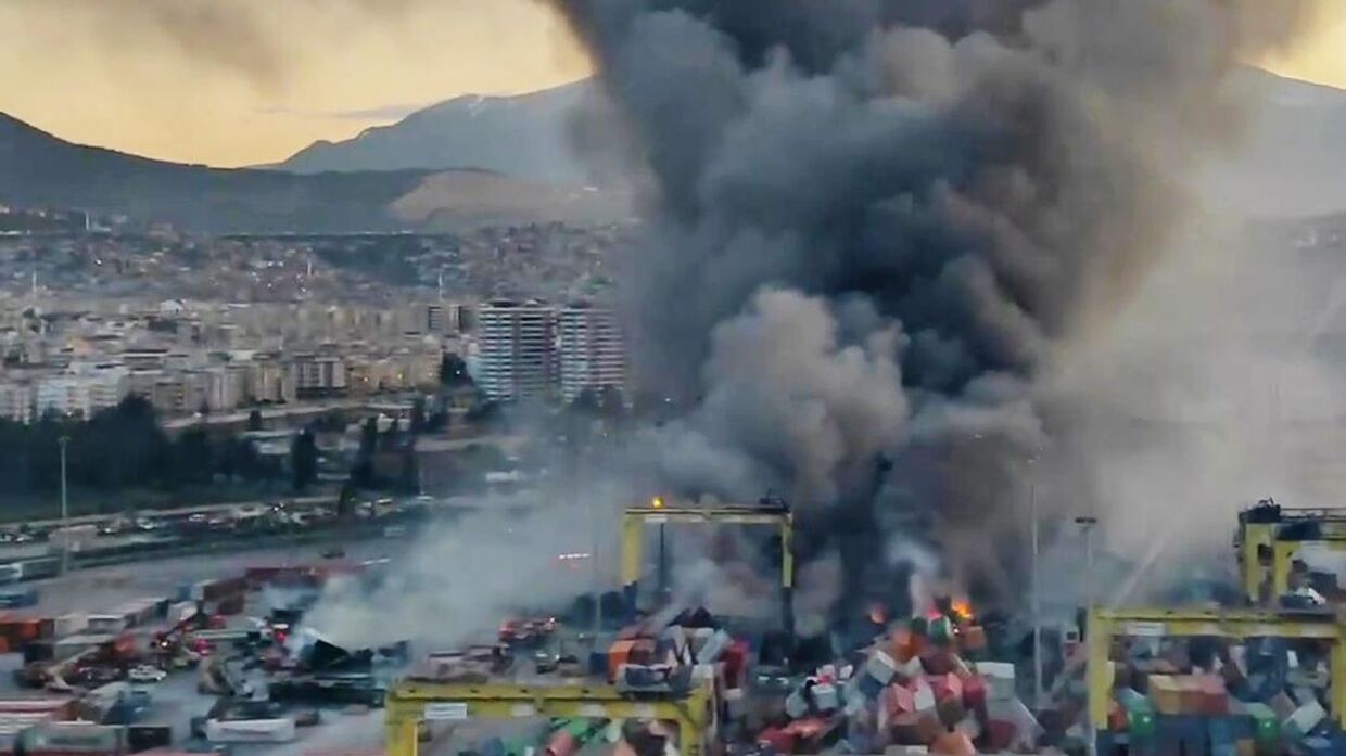 Тушение пожара в порту Искендерун в Турции