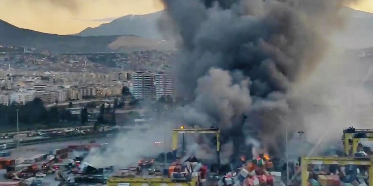 Тушение пожара в порту Искендерун в Турции