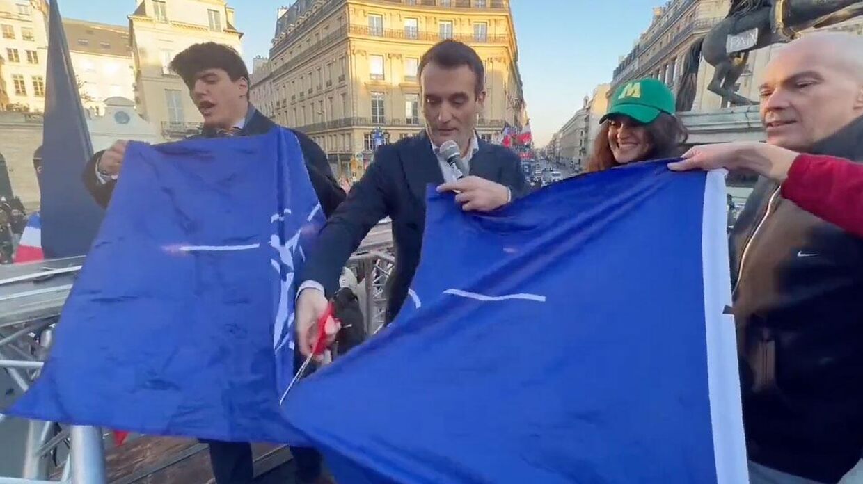 На акции протеста в Париже разрезали флаг НАТО
