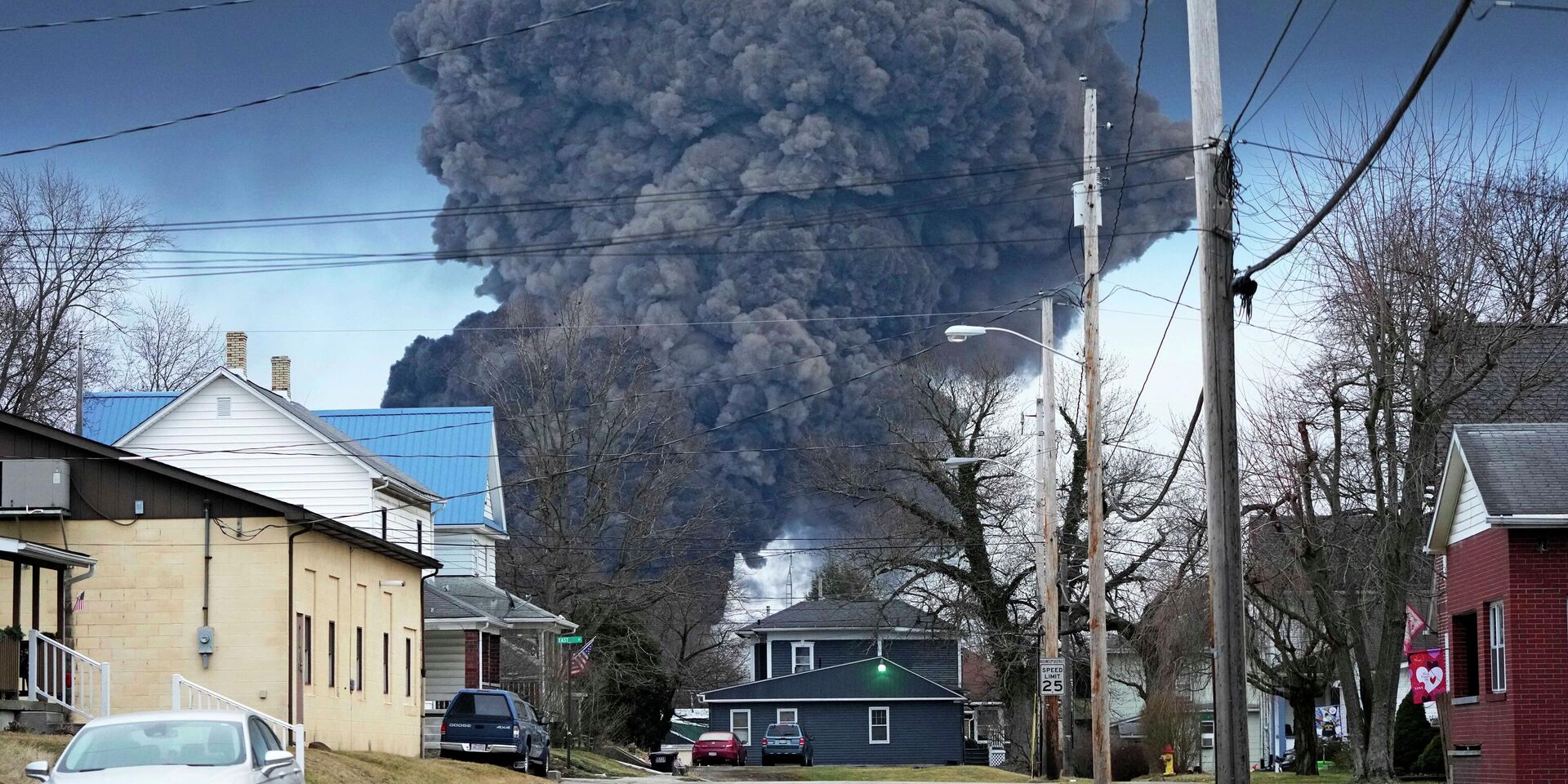 Черный дым от контролируемой детонации части поезда с химикатами, сошедшего с рельсов в штате Огайо - ИноСМИ, 1920, 16.02.2023