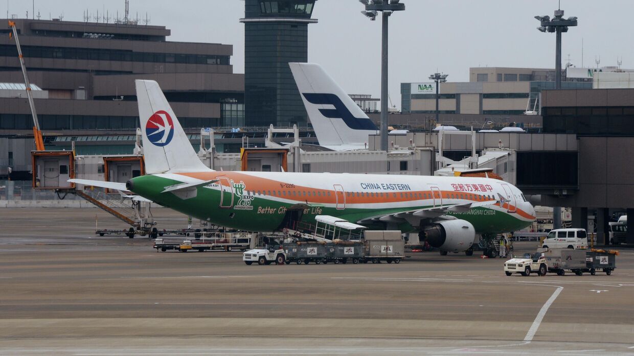 Пассажирский самолет аэробус А-321 авиакомпании China Eastern Airlines (Китайские Восточные Авиалинии) в аэропорту города Токио.